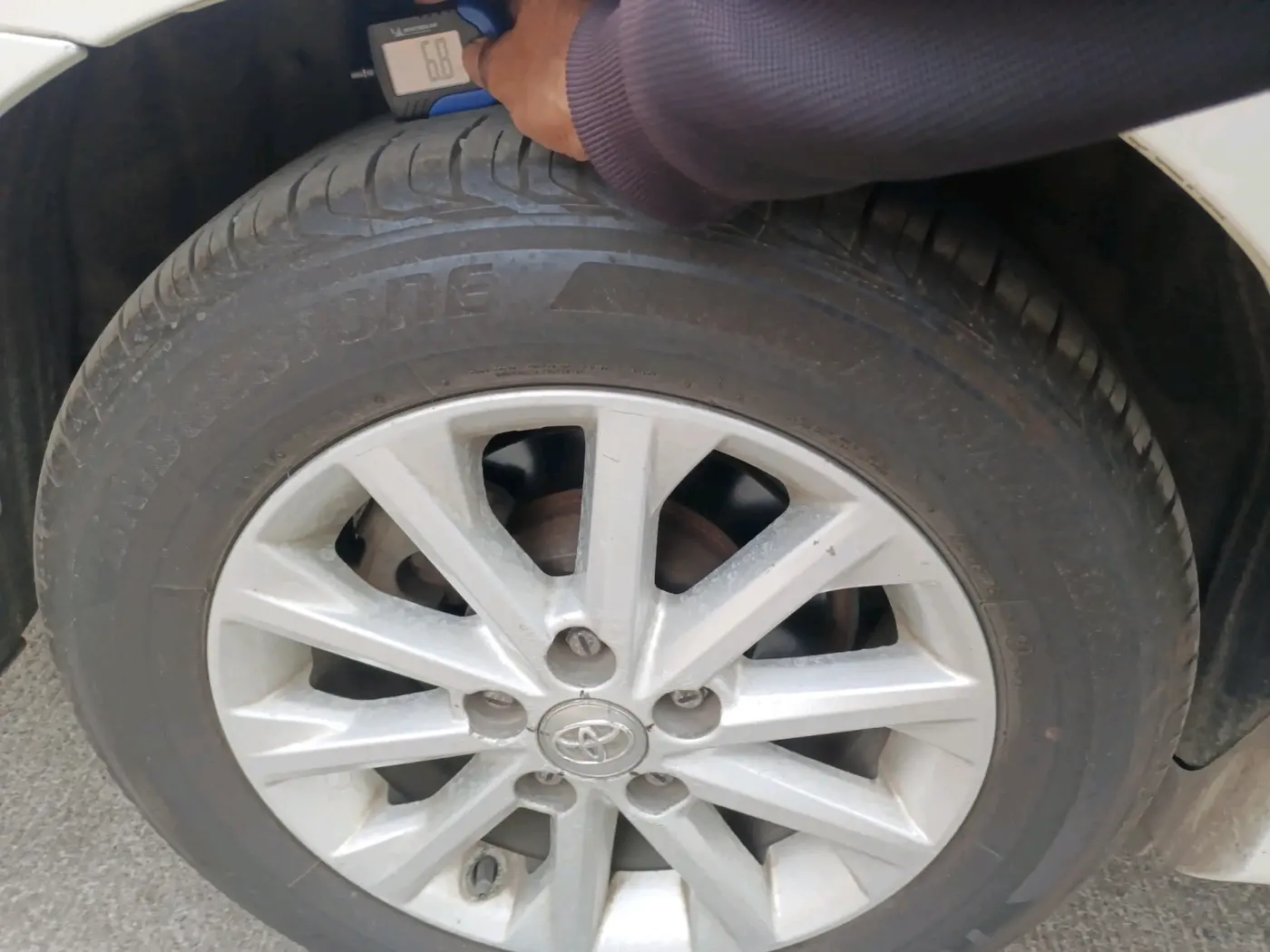 2014 Toyota Camry 2.5L AT, Petrol, Automatic, 1,24,653 km, tyre
