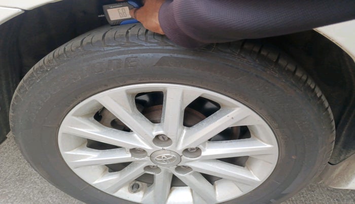 2014 Toyota Camry 2.5L AT, Petrol, Automatic, 1,24,622 km, tyre