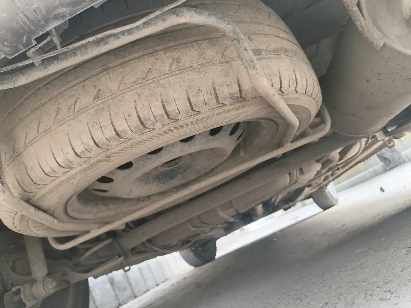 2012 Maruti Ertiga VXI, CNG, Manual, 7,80,000 km, tyre