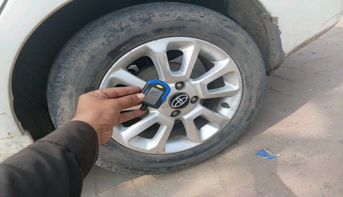 2014 Toyota Etios G, Petrol, Manual, 2,91,170 km, tyre