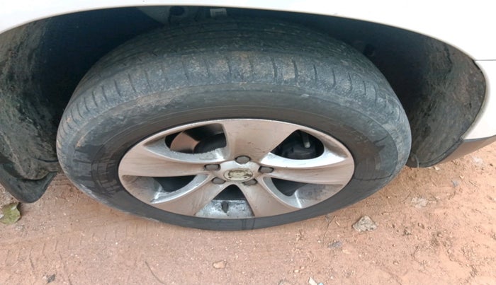 2012 Skoda Yeti AMBITION 2.0 TDI CR 4X2, Diesel, Manual, 1,24,527 km, tyre