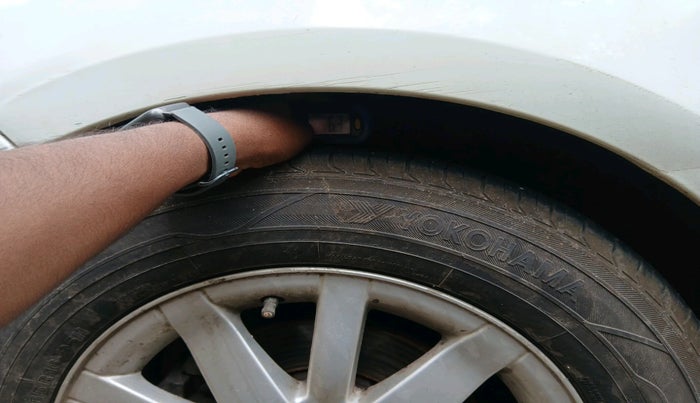 2011 Renault Fluence 1.5 E2, Diesel, Manual, 2,13,631 km, tyre