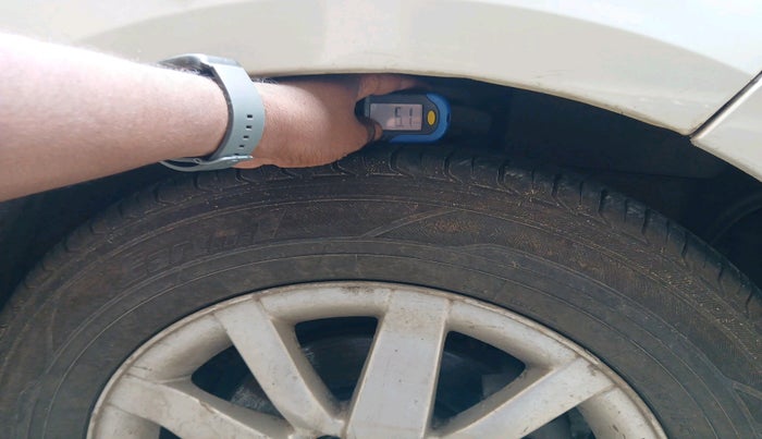 2011 Renault Fluence 1.5 E2, Diesel, Manual, 2,13,631 km, tyre