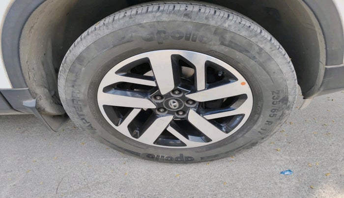 2021 Tata Harrier XZA PLUS 2.0L DUAL TONE, Diesel, Automatic, 72,264 km, tyre