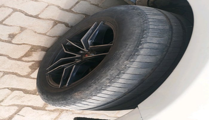 2019 Tata Safari Storme 2.2 EX 4X2, Diesel, Manual, 1,16,596 km, tyre