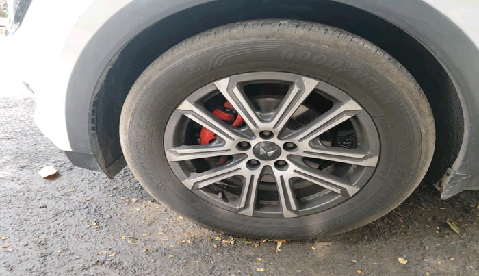 2023 Mahindra XUV700 AX 7 D AT 7 STR, Diesel, Automatic, 80,438 km, tyre