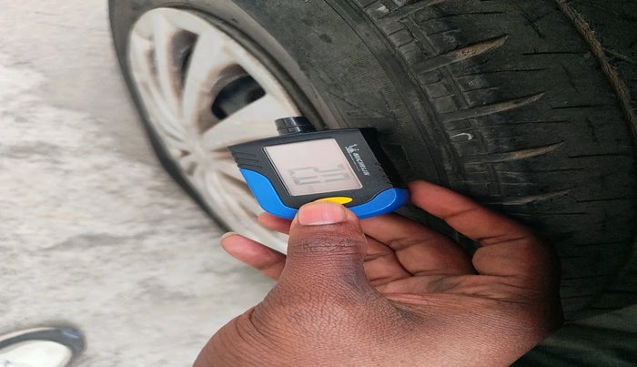 2013 Maruti Swift VXI, Petrol, Manual, 1,11,443 km, tyre