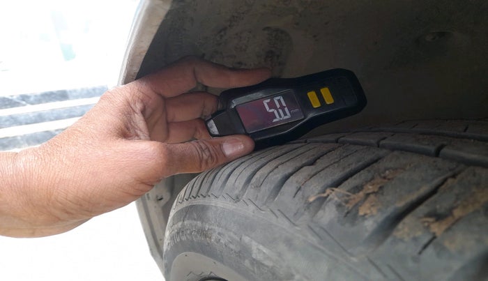 2011 Volkswagen Vento HIGHLINE 1.6 MPI, Petrol, Manual, 1,11,370 km, tyre