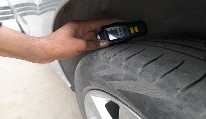 2011 Volkswagen Vento HIGHLINE 1.6 MPI, Petrol, Manual, 1,11,370 km, tyre