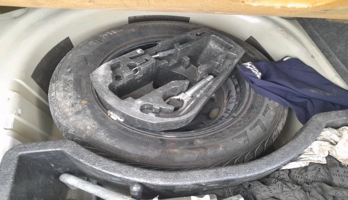 2011 Volkswagen Vento HIGHLINE 1.6 MPI, Petrol, Manual, 1,11,370 km, tyre