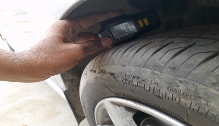 2011 Volkswagen Vento HIGHLINE 1.6 MPI, Petrol, Manual, 1,11,370 km, tyre