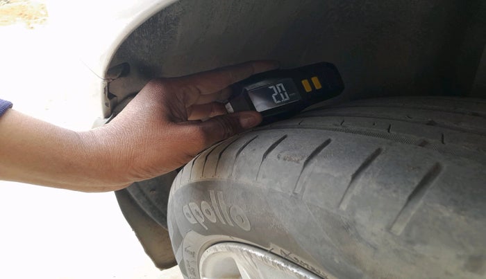 2011 Volkswagen Vento HIGHLINE 1.6 MPI, Petrol, Manual, 1,11,370 km, tyre