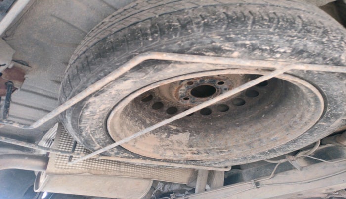 2017 Renault Lodgy 110 PS RXZ STEPWAY 7 STR, Diesel, Manual, 1,06,307 km, tyre