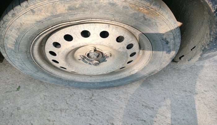 2017 Renault Lodgy 110 PS RXZ STEPWAY 7 STR, Diesel, Manual, 1,06,307 km, tyre