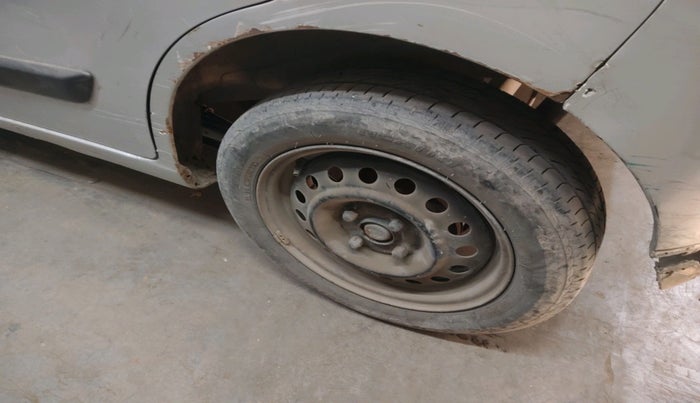 2013 Maruti Wagon R 1.0 LXI CNG, CNG, Manual, 1,40,035 km, tyre