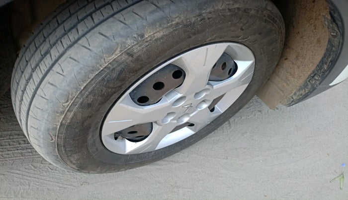 2023 Mahindra XUV300 W6 1.2 PETROL, Petrol, Manual, 46,657 km, tyre