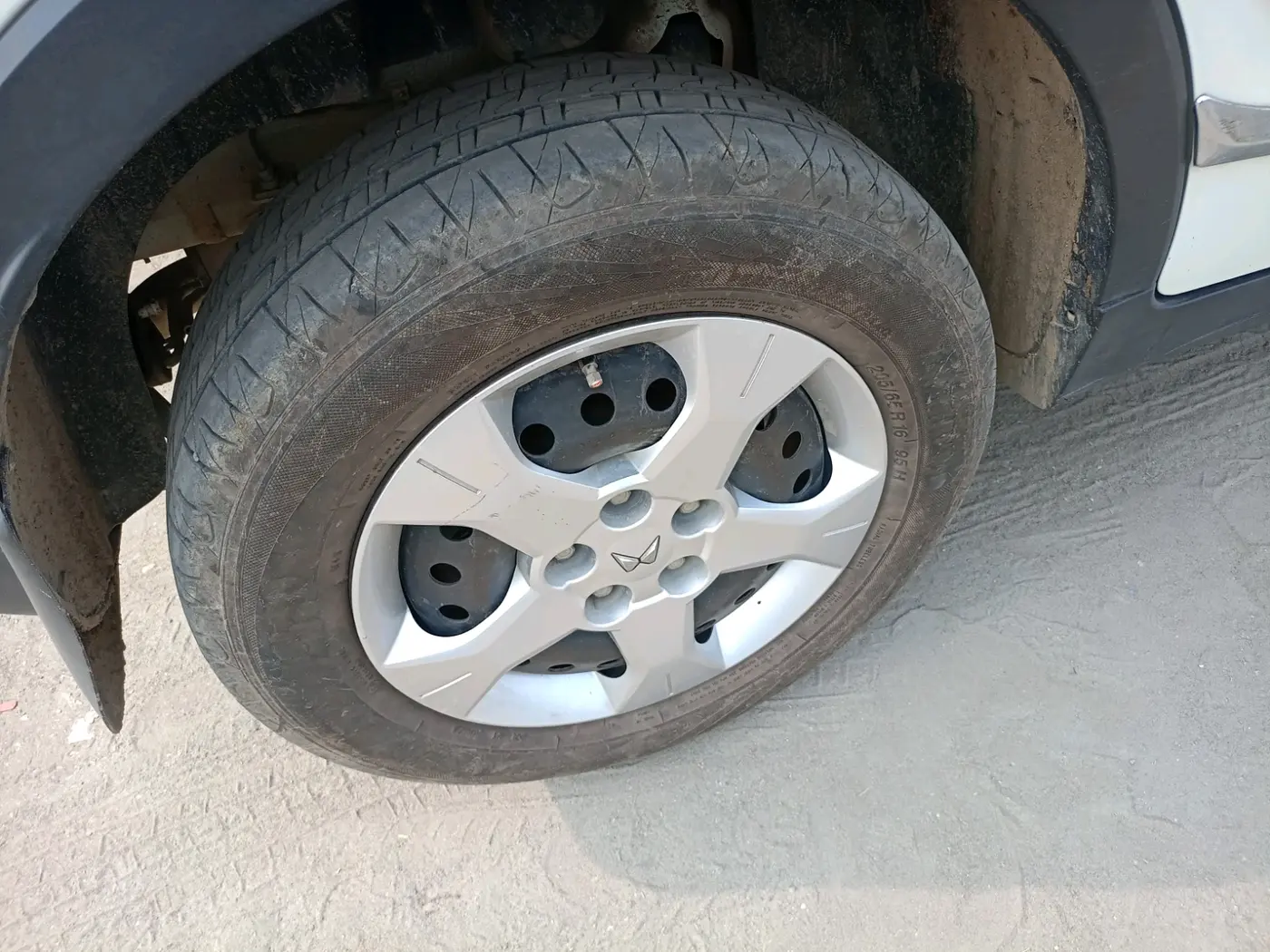 2023 Mahindra XUV300 W6 1.2 PETROL, Petrol, Manual, 46,657 km, tyre