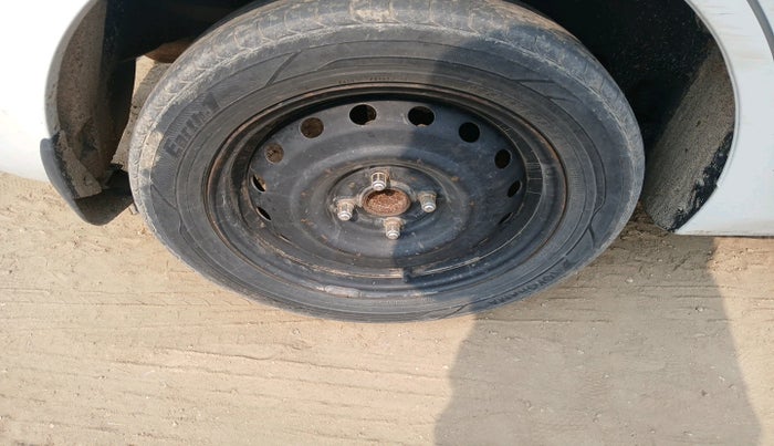 2017 Maruti Dzire VDI, Diesel, Manual, 1,00,906 km, tyre