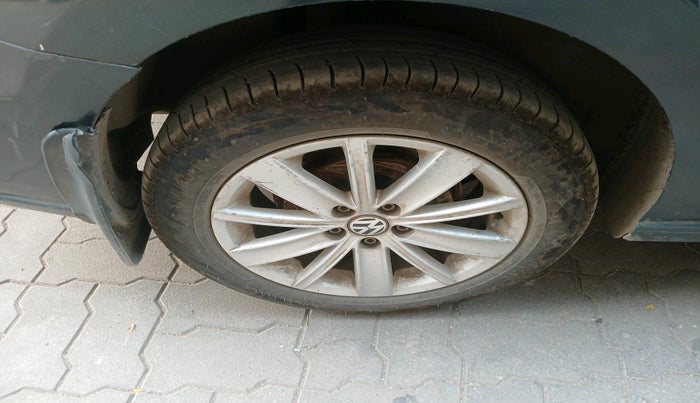 2016 Volkswagen Vento HIGHLINE 1.5 AT, Diesel, Automatic, 1,02,591 km, tyre