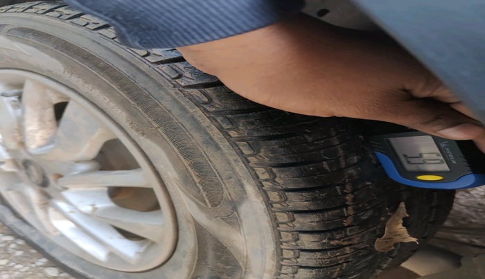 2016 Mahindra Kuv100 K8 D 6 STR, Diesel, Manual, 54,372 km, tyre