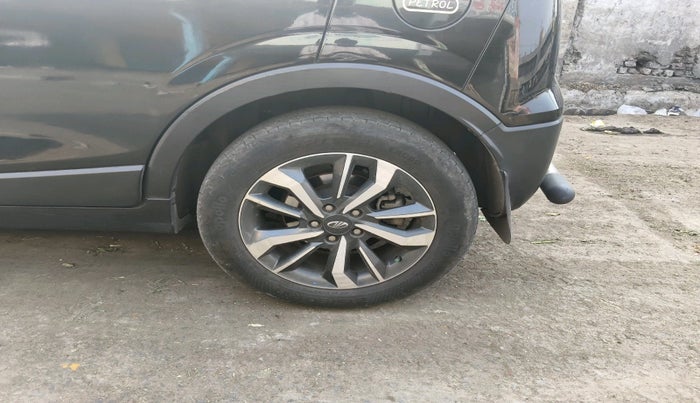 2021 Mahindra XUV300 W8 (O) 1.2 PETROL, Petrol, Manual, 98,306 km, tyre