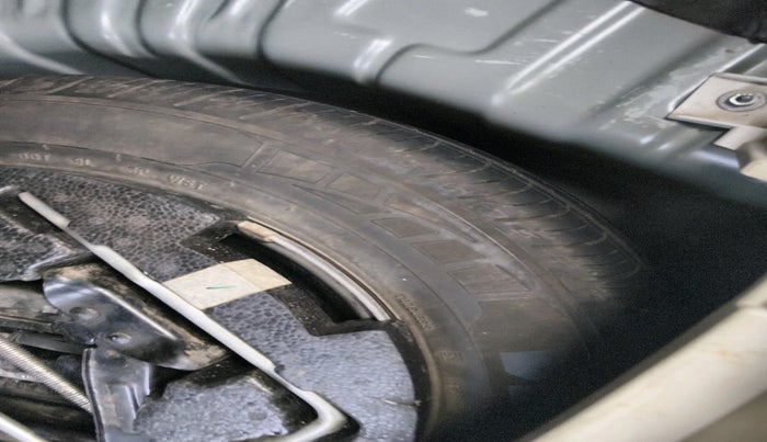 2021 Mahindra XUV300 W8 (O) 1.2 PETROL, Petrol, Manual, 98,306 km, tyre