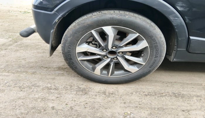 2021 Mahindra XUV300 W8 (O) 1.2 PETROL, Petrol, Manual, 98,306 km, tyre