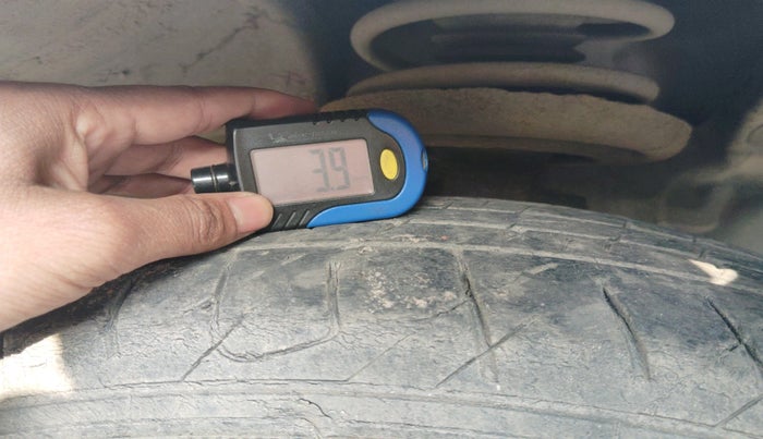 2012 Renault Fluence 1.5 E2, Diesel, Manual, 2,30,179 km, tyre