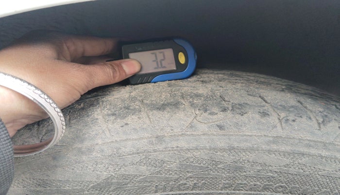 2012 Renault Fluence 1.5 E2, Diesel, Manual, 2,30,179 km, tyre