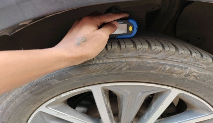 2016 Hyundai Tucson 2WD AT GL PETROL , Petrol, Automatic, 1,39,670 km, tyre