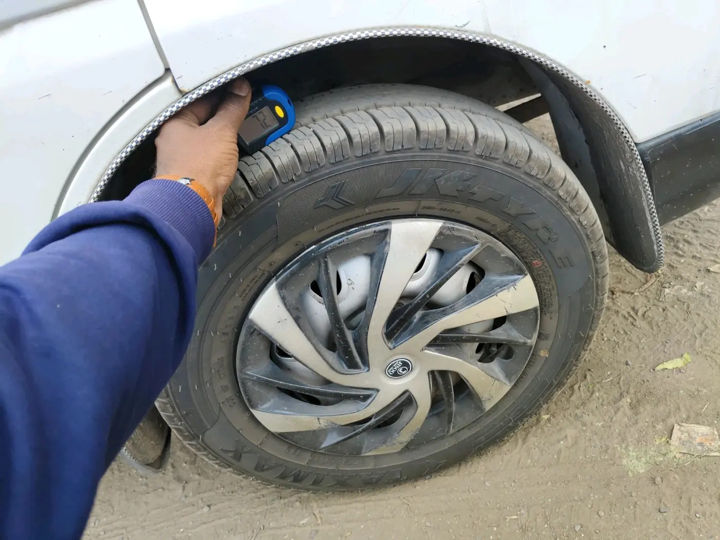 2017 Maruti Eeco 5 STR WITH A/C+HTR, CNG, Manual, 1,64,062 km, tyre