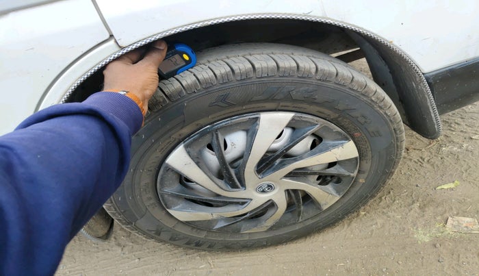 2017 Maruti Eeco 5 STR WITH A/C+HTR, Petrol, Manual, 1,64,062 km, tyre