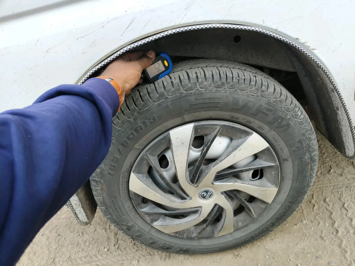 2017 Maruti Eeco 5 STR WITH A/C+HTR, CNG, Manual, 1,64,062 km, tyre