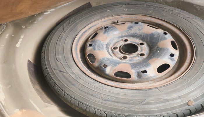 2012 Volkswagen Vento COMFORTLINE DIESEL 1.6, Diesel, Manual, 1,83,507 km, tyre