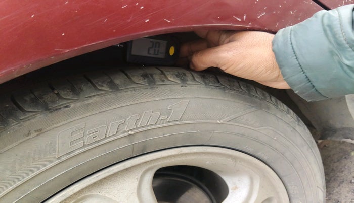 2011 Honda Civic 1.8L I-VTEC S MT, Petrol, Manual, 1,57,794 km, tyre