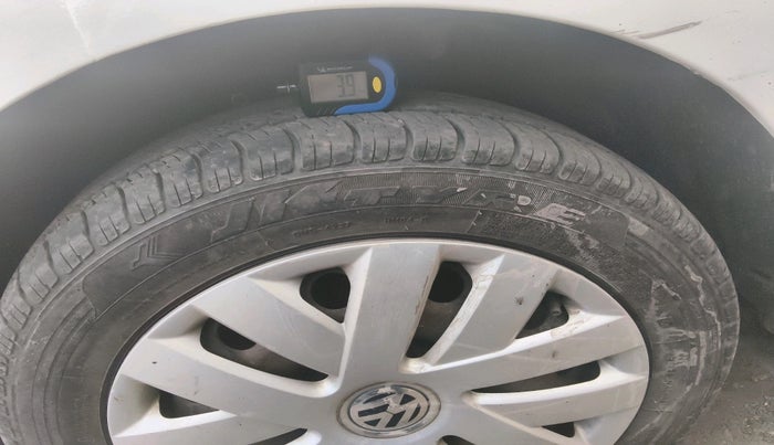 2014 Volkswagen Polo COMFORTLINE 1.2L, Diesel, Manual, 1,11,209 km, tyre