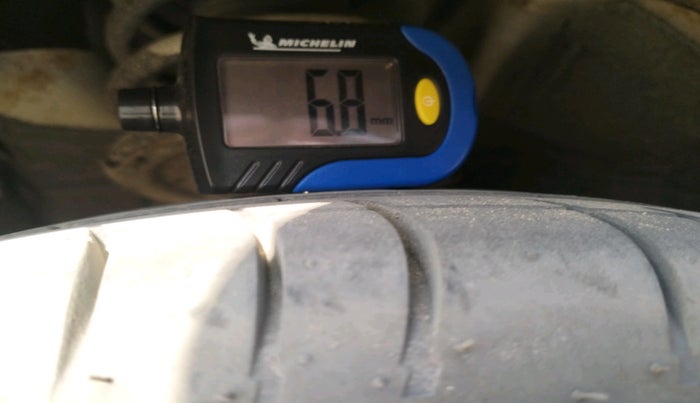 2011 Hyundai i10 MAGNA 1.2, CNG, Manual, 1,42,000 km, tyre