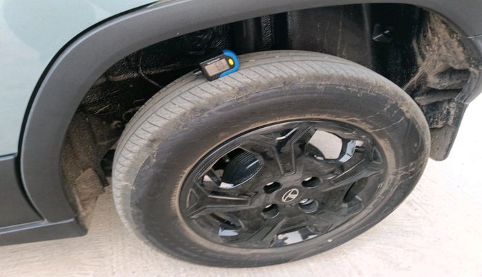 2025 Tata PUNCH ACCOMPLISHED SUNROOF MT, Petrol, Manual, 386 km, tyre