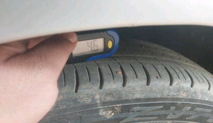 2015 Volkswagen Polo COMFORTLINE 1.2L, Petrol, Manual, 90,493 km, tyre