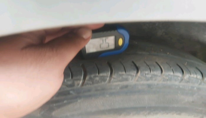 2015 Volkswagen Polo COMFORTLINE 1.2L, Petrol, Manual, 90,493 km, tyre