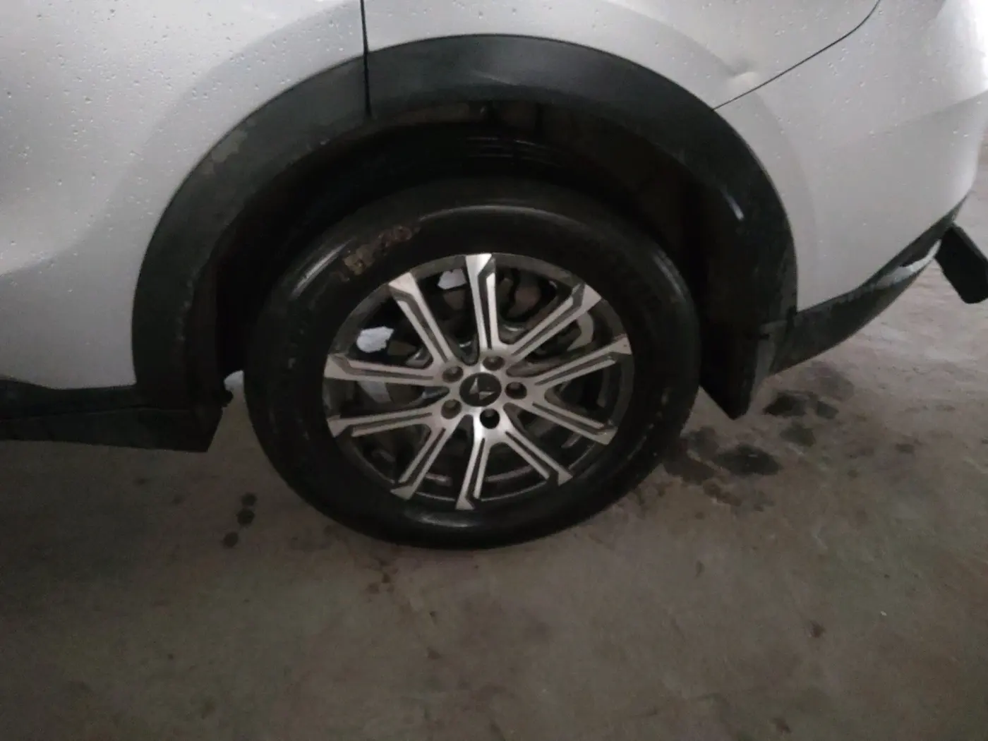 2022 Mahindra XUV700 AX 7 D MT 7 STR, Diesel, Manual, 1,07,345 km, tyre