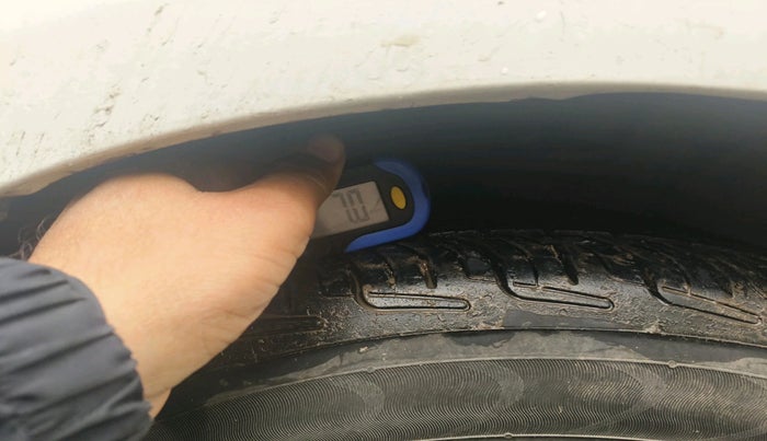 2011 Toyota Etios V, Petrol, Manual, 1,45,544 km, tyre