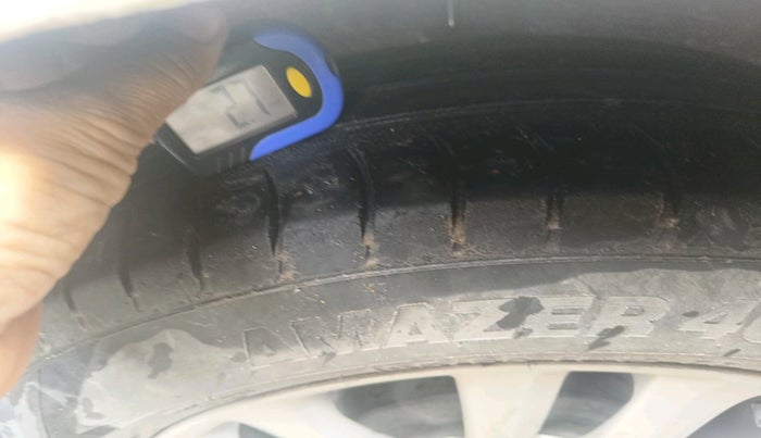 2011 Toyota Etios V, Petrol, Manual, 1,45,544 km, tyre