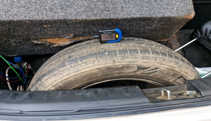 2017 Maruti Swift VXI, CNG, Manual, 1,51,684 km, tyre