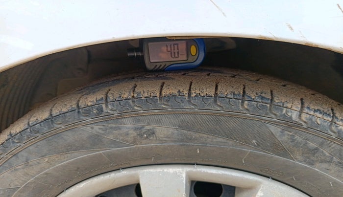 2014 Hyundai Eon ERA +, Petrol, Manual, 1,27,845 km, tyre