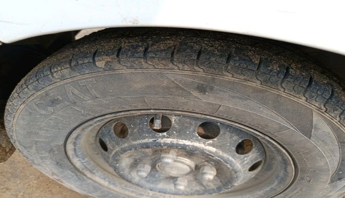 2014 Hyundai Eon ERA +, Petrol, Manual, 1,27,845 km, tyre