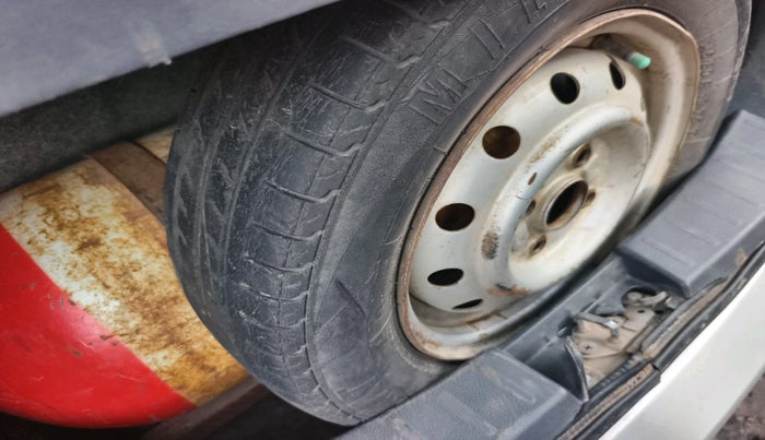 2011 Maruti Wagon R 1.0 LXI, Petrol, Manual, 1,19,083 km, tyre