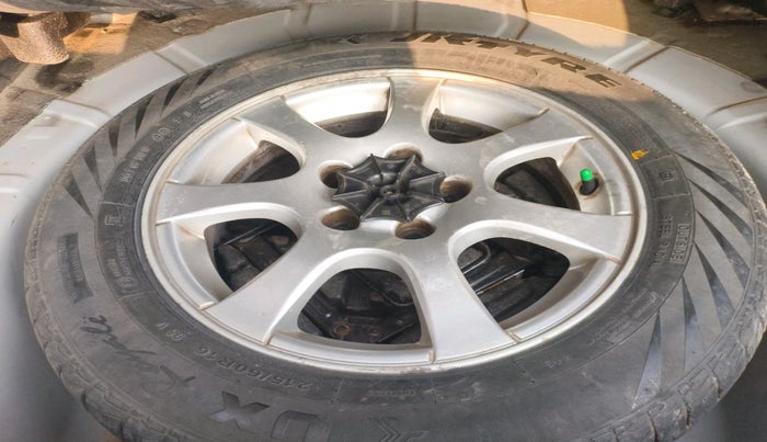 2012 Chevrolet Cruze LTZ AT, Diesel, Automatic, 1,00,296 km, tyre