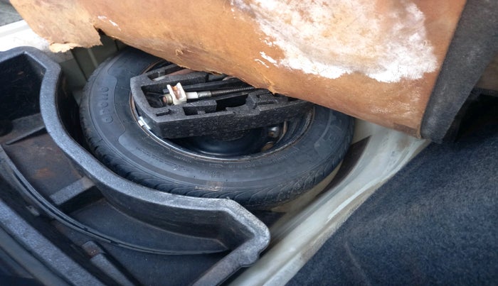 2012 Volkswagen Vento TRENDLINE DIESEL 1.6, Diesel, Manual, 1,37,564 km, tyre