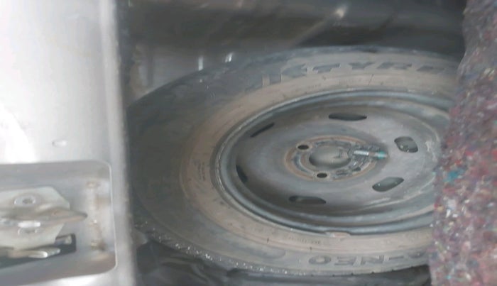 2016 Renault Kwid RXT 0.8, Petrol, Manual, 49,405 km, tyre